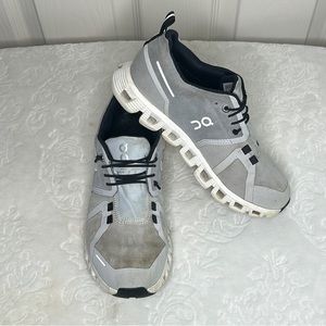 Woman’s 5.5 on cloud sneakers.